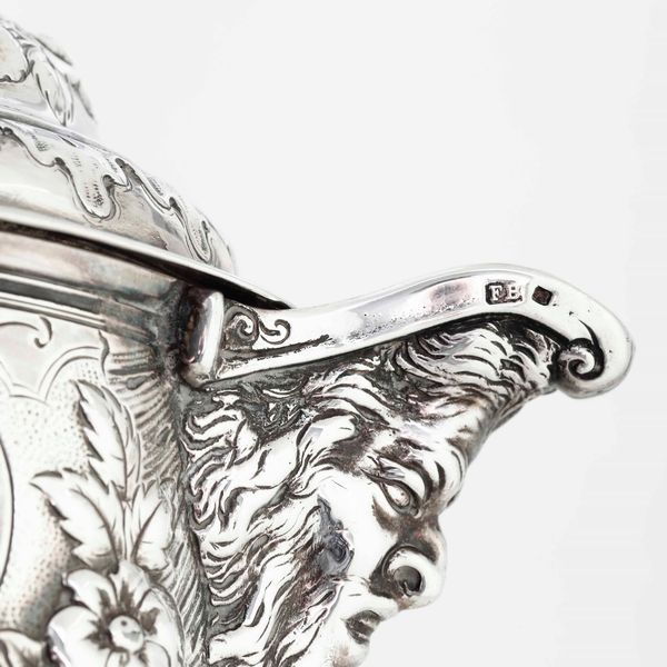 Tankard. Argento fuso, sbalzato e cesellato. Londra 1727. Marchio dellargentiere parziale di difficile identificazione (J. Millington?) e altri marchi per Londra 1877 e dellargentiere Frederick Brasted  - Asta Argenti da Collezione | Antichi - Associazione Nazionale - Case d'Asta italiane