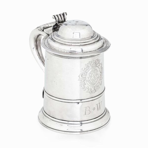 Tankard. Argento fuso, sbalzato e cesellato. Londra 1733. Argentiere R.B. (Richard Bayley?)  - Asta Argenti da Collezione | Antichi - Associazione Nazionale - Case d'Asta italiane
