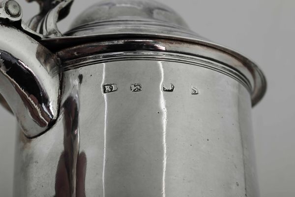 Tankard. Argento fuso, sbalzato e cesellato. Londra 1733. Argentiere R.B. (Richard Bayley?)  - Asta Argenti da Collezione | Antichi - Associazione Nazionale - Case d'Asta italiane