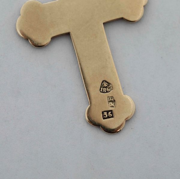 Crocefisso a pendente. Oro fuso e cesellato. San Pietroburgo 1867, orafo PB (non identificato)  - Asta Argenti da Collezione | Antichi - Associazione Nazionale - Case d'Asta italiane