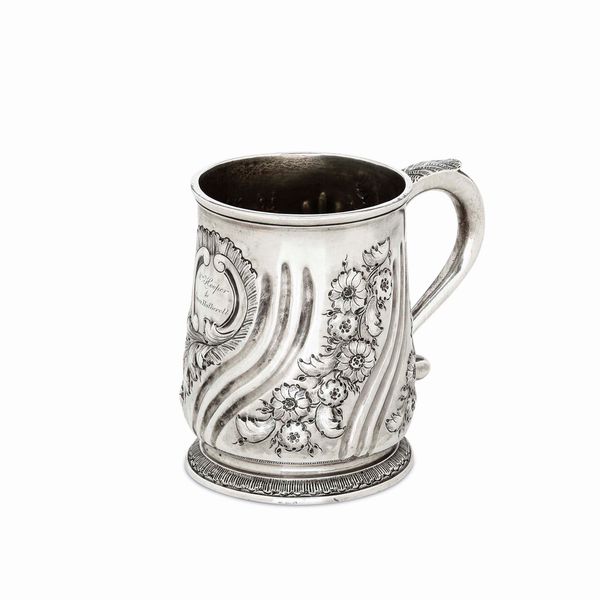 Mug. Argento fuso e cesellato (sbalzato in epoca successiva). Londra 1729/1731. Argentiere Humprey Payne  - Asta Argenti da Collezione | Antichi - Associazione Nazionale - Case d'Asta italiane