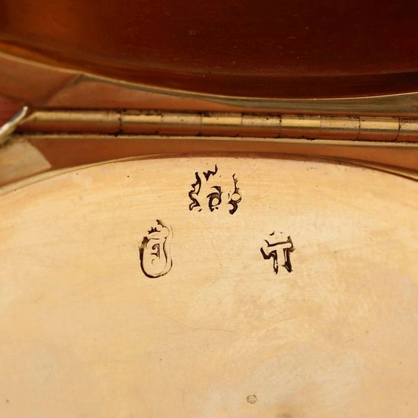 Tabacchiera. Oro 18kt e smalti, coperchio centrato da miniatura di Filippo II, Duca d'Orleans, incorniciata da diamanti taglio vecchio. Francia, XVIII secolo  - Asta Argenti da Collezione | Antichi - Associazione Nazionale - Case d'Asta italiane