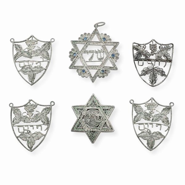 insieme di quattro decorazioni con lettere ebraiche e due stelle di Davide. Argento lavorato a filigrana. Argenteria ebraica del XIX-XX secolo  - Asta Argenti da Collezione | Antichi - Associazione Nazionale - Case d'Asta italiane