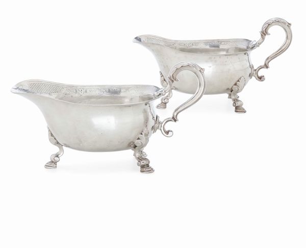 Coppia di salsiere. Argento fuso, sbalzato e cesellato. Marchio della citt di Londra per l'anno 1732, argentiere George Wickes  - Asta Argenti da Collezione | Antichi - Associazione Nazionale - Case d'Asta italiane