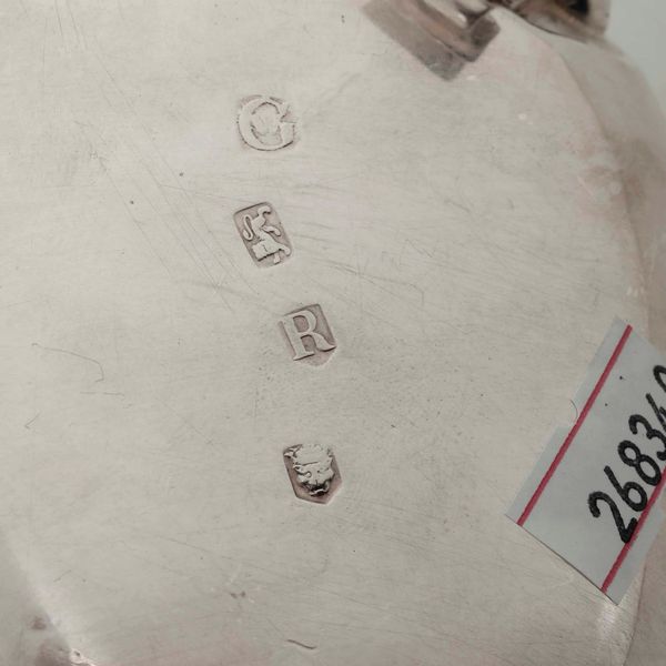 Coppia di salsiere. Argento fuso, sbalzato e cesellato. Marchio della citt di Londra per l'anno 1732, argentiere George Wickes  - Asta Argenti da Collezione | Antichi - Associazione Nazionale - Case d'Asta italiane