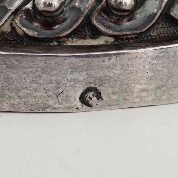 Coppia di candelieri. Argento fuso, sbalzato e cesellato. Genova ultimo quarto del XVIII secolo, punzone della Torretta e datario 78 e marchi di occupazione francese in uso dal 1805 al 1808  - Asta Argenti da Collezione | Antichi - Associazione Nazionale - Case d'Asta italiane