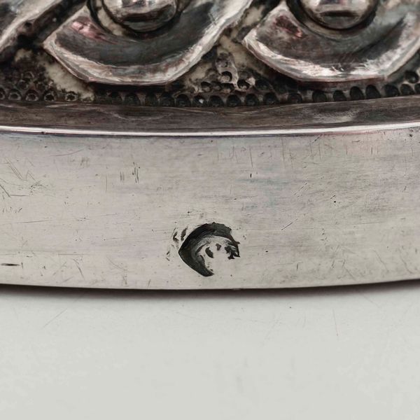 Coppia di candelieri. Argento fuso, sbalzato e cesellato. Genova ultimo quarto del XVIII secolo, punzone della Torretta e datario 78 e marchi di occupazione francese in uso dal 1805 al 1808  - Asta Argenti da Collezione | Antichi - Associazione Nazionale - Case d'Asta italiane