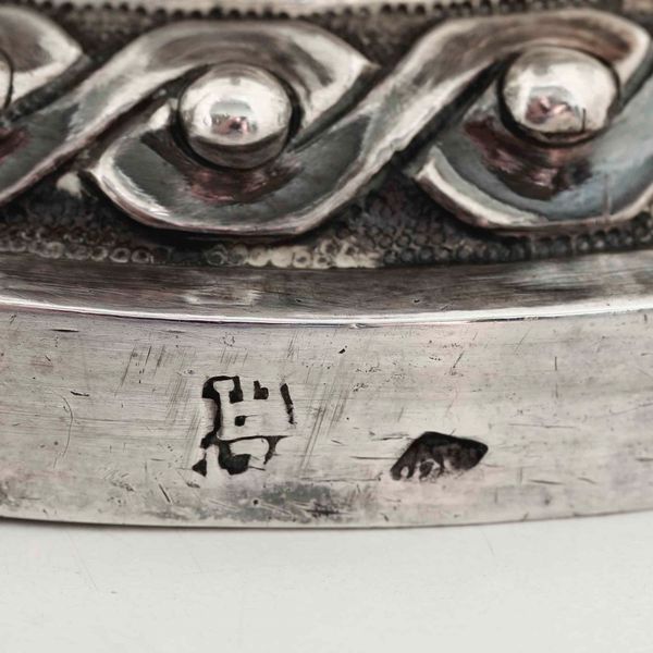 Coppia di candelieri. Argento fuso, sbalzato e cesellato. Genova ultimo quarto del XVIII secolo, punzone della Torretta e datario 78 e marchi di occupazione francese in uso dal 1805 al 1808  - Asta Argenti da Collezione | Antichi - Associazione Nazionale - Case d'Asta italiane