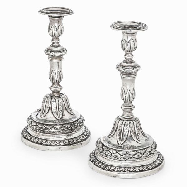 Coppia di candelieri in argento fuso, sbalzato e cesellato. Genova fine del XVIII secolo. Punzone della Torretta senza datario  - Asta Argenti da Collezione | Antichi - Associazione Nazionale - Case d'Asta italiane