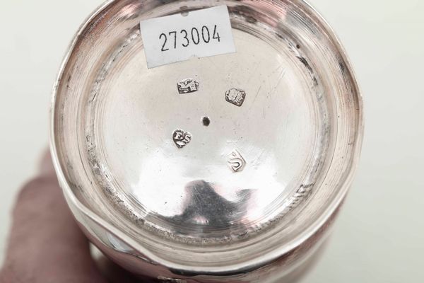 Mug. Argento fuso e sbalzato. Londra 1733. Argentiere FS entro cuore (non identificato)  - Asta Argenti da Collezione | Antichi - Associazione Nazionale - Case d'Asta italiane