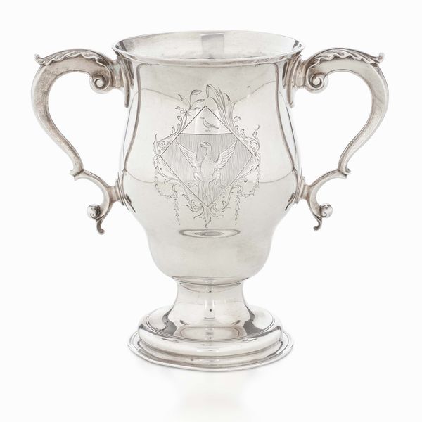 Coppa biansata in argento fuso e cesellato. Inghilterra, marchio della citt di Londra per l'anno 1748, bollo dellargentiere parziale di difficile lettura, probabilmente John Swift  - Asta Argenti da Collezione | Antichi - Associazione Nazionale - Case d'Asta italiane