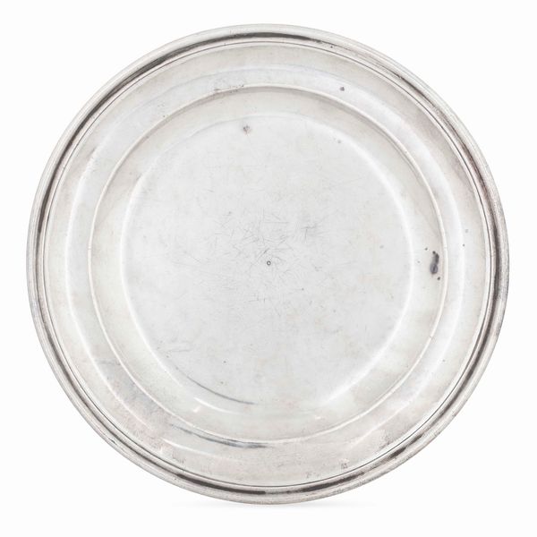 Piatto. Argento fuso e sbalzato. Genova XVIII secolo. Marchio della �Torretta� con datario consunto  - Asta Argenti da Collezione | Antichi - Associazione Nazionale - Case d'Asta italiane