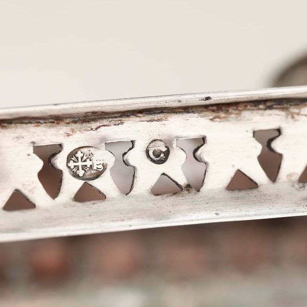 Acetoliera. Argento fuso, sbalzato e traforato. Genova XIX secolo. Marchio con delfino e croce mauriziana in uso dal 1825 al 1872  - Asta Argenti da Collezione | Antichi - Associazione Nazionale - Case d'Asta italiane