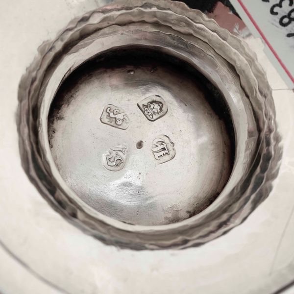 Coppa biansata in argento fuso e cesellato. Inghilterra, marchio della citt di Londra per l'anno 1748, bollo dellargentiere parziale di difficile lettura, probabilmente John Swift  - Asta Argenti da Collezione | Antichi - Associazione Nazionale - Case d'Asta italiane