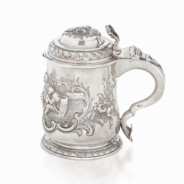 Tankard in argento fuso, sbalzato e cesellato. Marchio della citt di Londra per lanno 1735 e dellargentiere consunto di difficile lettura  - Asta Argenti da Collezione | Antichi - Associazione Nazionale - Case d'Asta italiane