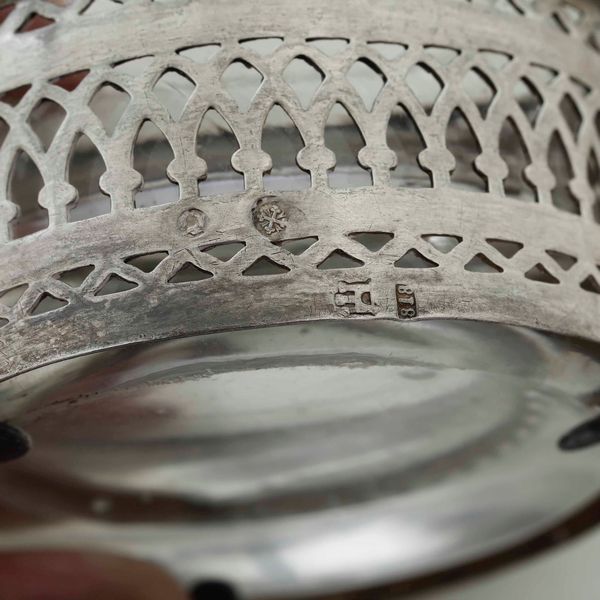 Coppia di saliere. Argento fuso, traforato e cesellato. Genova 1818. Marchio della �Torretta� con datario, croce mauriziana e delfino  - Asta Argenti da Collezione | Antichi - Associazione Nazionale - Case d'Asta italiane