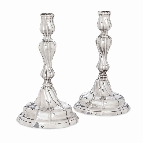 Coppia di candelieri. Argento fuso e sbalzato. Torino seconda met� del XVIII secolo, saggiatore Carlo Micha (1759-1787), argentiere Gabriel MArcello Giuliano (1760-1786)  - Asta Argenti da Collezione | Antichi - Associazione Nazionale - Case d'Asta italiane