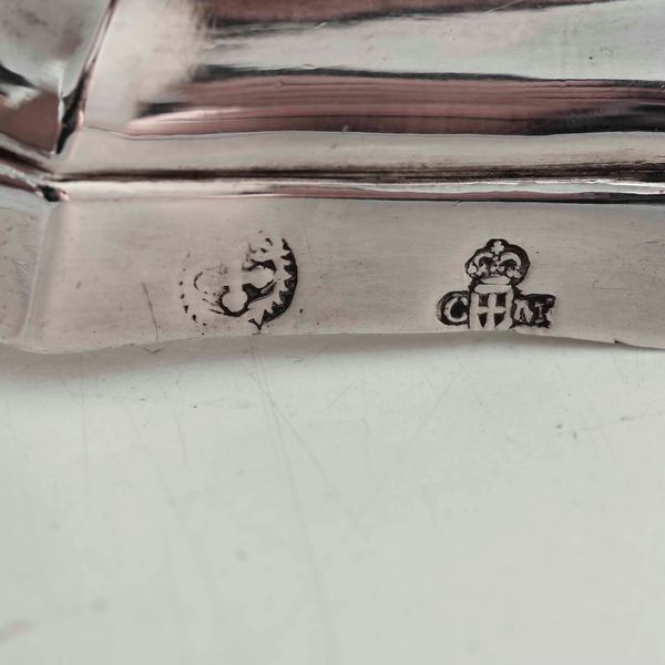 Coppia di candelieri. Argento fuso e sbalzato. Torino seconda met� del XVIII secolo, saggiatore Carlo Micha (1759-1787), argentiere Gabriel MArcello Giuliano (1760-1786)  - Asta Argenti da Collezione | Antichi - Associazione Nazionale - Case d'Asta italiane