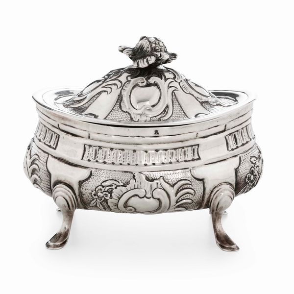 Zuccheriera in argento fuso, sbalzato e cesellato. Piemonte XVIII secolo. Marchio dell'argentiere GC (non identificato)  - Asta Argenti da Collezione | Antichi - Associazione Nazionale - Case d'Asta italiane