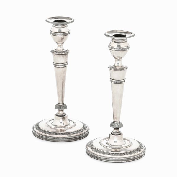 Coppia di candelieri. Argento fuso, sbalzato e cesellato. Torino inizi del XIX secolo, assaggiatore Giuseppe Vernoni. Argentiere Stefano Arnava  - Asta Argenti da Collezione | Antichi - Associazione Nazionale - Case d'Asta italiane