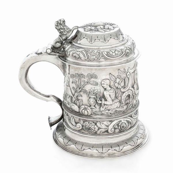 Tankard. Argento fuso, sbalzato e cesellato. Londra terzo quarto del XVIII secolo (1763?). Argentiere DR sormontato da corona (non identificato)  - Asta Argenti da Collezione | Antichi - Associazione Nazionale - Case d'Asta italiane