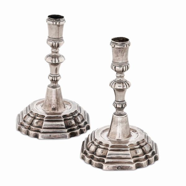 Coppia di candelieri in argento fuso, sbalzato e cesellato. Milano seconda met� del XVIII secolo. Argentiere Pietro Rubini all�insegna del carciofo  - Asta Argenti da Collezione | Antichi - Associazione Nazionale - Case d'Asta italiane