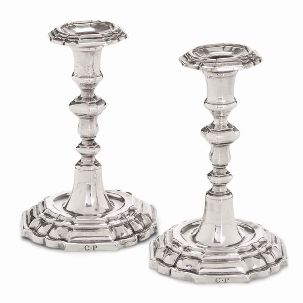 Coppia di candelieri. Argento fuso e sbalzato. Milano seconda met� del XVIII secolo Argentiere Contardo Buccellati (all�insegna della testa di moro)  - Asta Argenti da Collezione | Antichi - Associazione Nazionale - Case d'Asta italiane