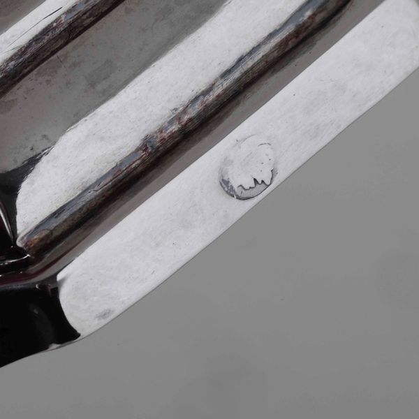 Coppia di candelieri. Argento fuso e sbalzato. Milano seconda met� del XVIII secolo Argentiere Contardo Buccellati (all�insegna della testa di moro)  - Asta Argenti da Collezione | Antichi - Associazione Nazionale - Case d'Asta italiane