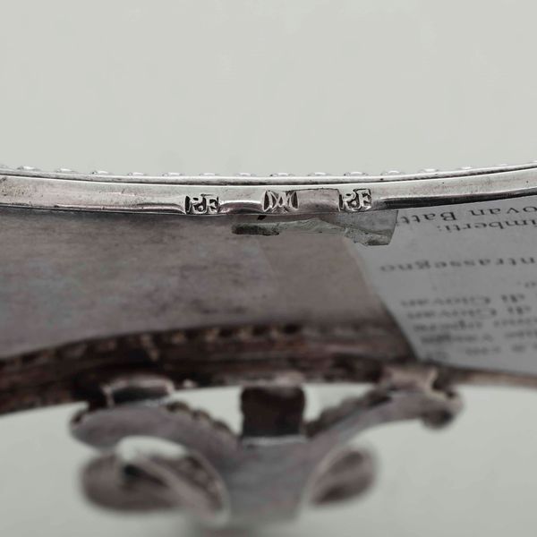 Coppia di vassoi e forbici taglia stoppini. Argento fuso, sbalzato e cesellato. Crema ultimo quarto del XVIII secolo, argentieri differenti  - Asta Argenti da Collezione | Antichi - Associazione Nazionale - Case d'Asta italiane