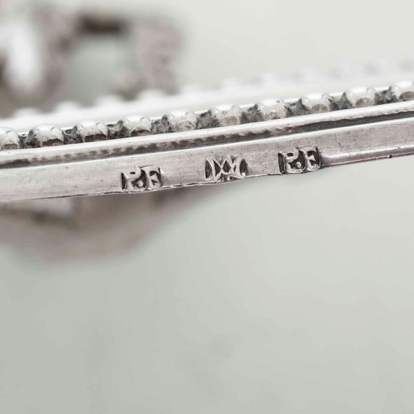 Coppia di vassoi e forbici taglia stoppini. Argento fuso, sbalzato e cesellato. Crema ultimo quarto del XVIII secolo, argentieri differenti  - Asta Argenti da Collezione | Antichi - Associazione Nazionale - Case d'Asta italiane