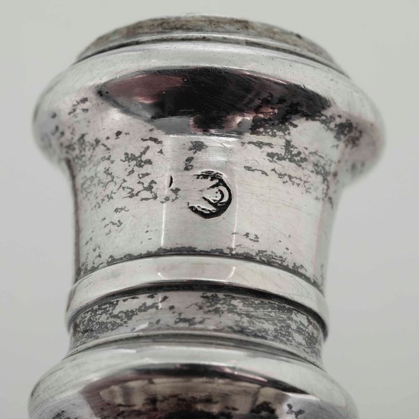 Coppia di candelieri. Argento fuso e sagomato. Venezia XVIII secolo, marchio dell�argentiere VC (documentato ma non identificato)  - Asta Argenti da Collezione | Antichi - Associazione Nazionale - Case d'Asta italiane