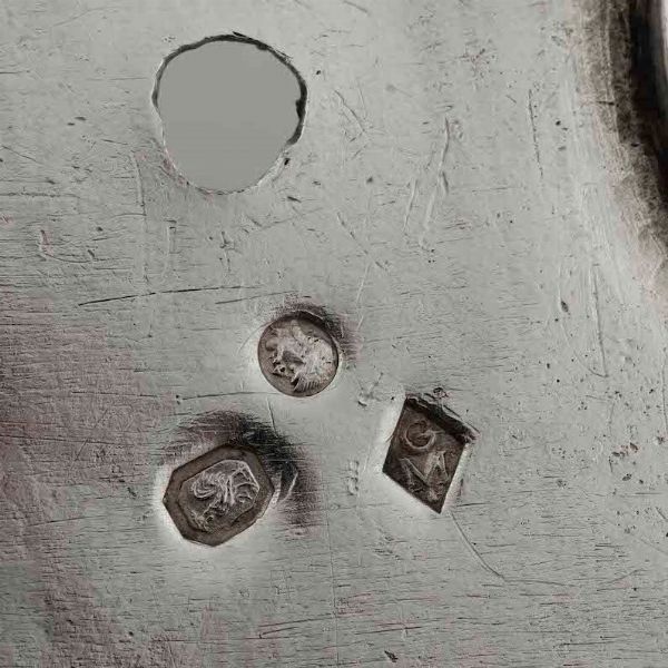 Madonna con Bambino in argento fuso, cesellato e traforato. Granducato di Parma e Piacenza. Bolli di occupazione francese in uso dal 1808 al 1814. Argentiere GM entro losanga  - Asta Argenti da Collezione | Antichi - Associazione Nazionale - Case d'Asta italiane