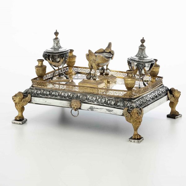 Importante calamaio neoclassico. Argento fuso, sbalzato, traforato, cesellato e dorato. Ducato di Parma e Piacenza XIX secolo. Argentiere Luigi Vernazzi (attribuito a)  - Asta Argenti da Collezione | Antichi - Associazione Nazionale - Case d'Asta italiane