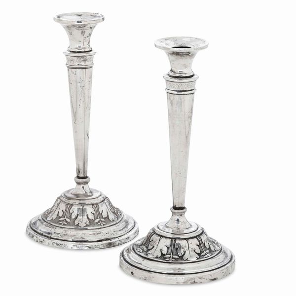Coppia di candelieri. Argento fuso, sbalzato e cesellato. Siena XIX secolo. Marchio dell�argentiere GB in campo ovale della bottega Bonechi  - Asta Argenti da Collezione | Antichi - Associazione Nazionale - Case d'Asta italiane