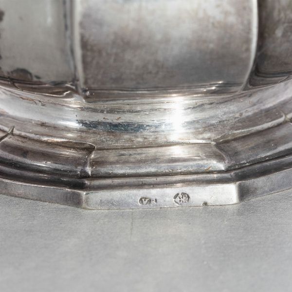 Importante caffettiera. Argento fuso, sbalzato e cesellato. Roma terzo quarto del XVIII secolo. Maestro argentiere Vincenzo I Belli (1741-1787)  - Asta Argenti da Collezione | Antichi - Associazione Nazionale - Case d'Asta italiane