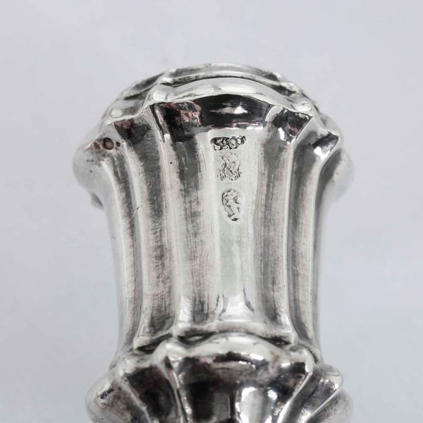 Coppia di candelieri. Argento fuso, sbalzato e cesellato.  Ferrara 1760/1770 circa. Argentiere Carlo Milesi (c. 1720-1769)  - Asta Argenti da Collezione | Antichi - Associazione Nazionale - Case d'Asta italiane