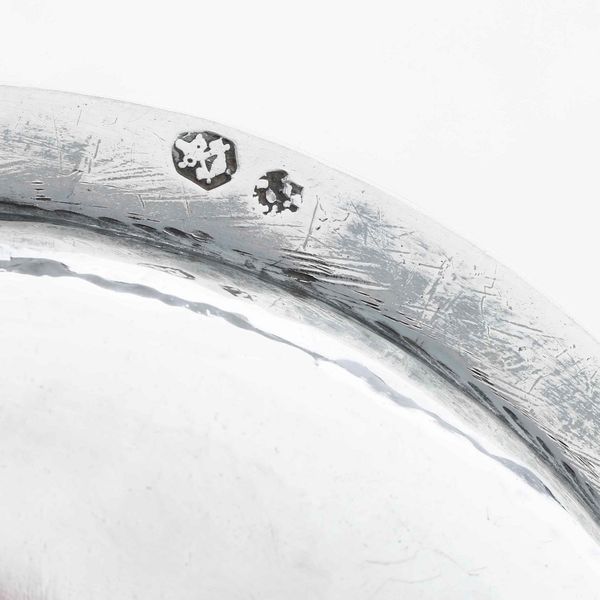 Vassoio porta posta. Argento fuso, sagomato e cesellato. Roma ultimo ventennio del XVIII secolo. Marchio dell'argentiere consunto di difficile lettura (Giovanni Marinucci ?)  - Asta Argenti da Collezione | Antichi - Associazione Nazionale - Case d'Asta italiane