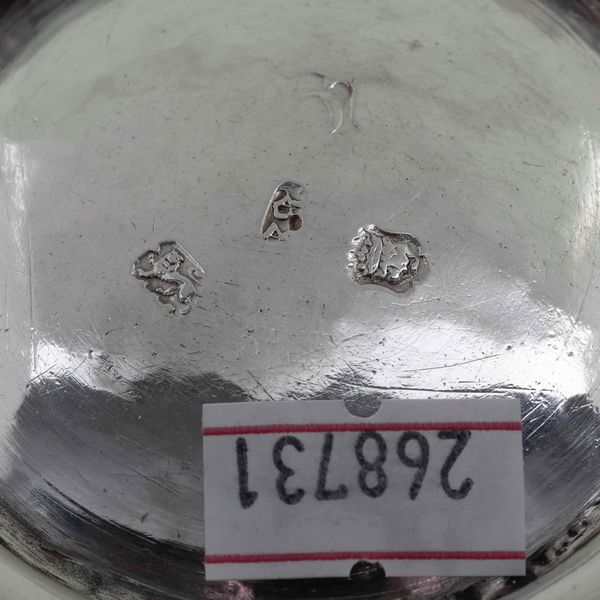 Mug. Argento fuso, sbalzato e cesellato. Londra 1749. Marchio dell�argentiere consunto di difficile lettura  - Asta Argenti da Collezione | Antichi - Associazione Nazionale - Case d'Asta italiane