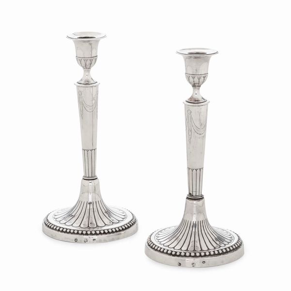 Coppia di candelieri. Argento fuso, sbalzato e cesellato. Roma inizio XIX secolo. Argentiere AC (non identificato)  - Asta Argenti da Collezione | Antichi - Associazione Nazionale - Case d'Asta italiane