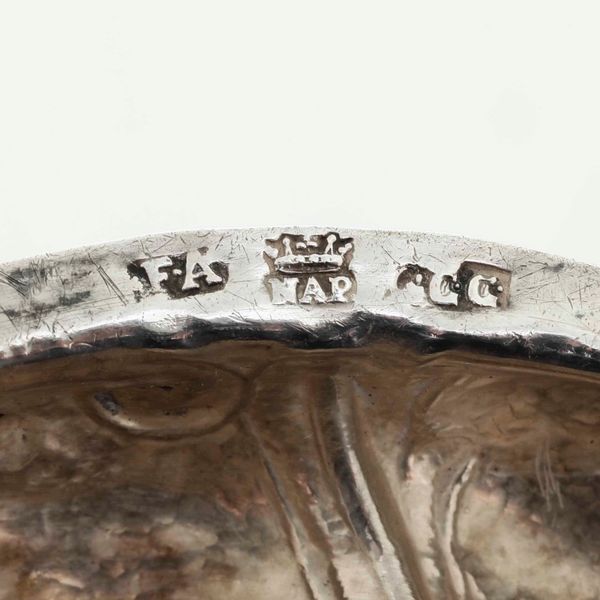 Rara coppia di candelieri in argento fuso, sbalzato e cesellato. Napoli fine XVII secolo. Argentiere Francesco Avellino (?), console Giuseppe Califano (1695-1698)  - Asta Argenti da Collezione | Antichi - Associazione Nazionale - Case d'Asta italiane