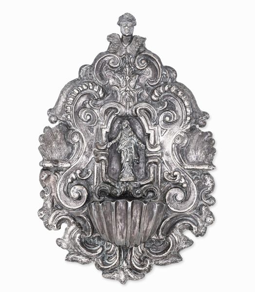 Acquasantiera in argento fuso, sbalzato e cesellato. Napoli XVII-XVIII secolo. Bolli parziali e consunti di difficile lettura con croce Maltese (?) e corona a tre punte  - Asta Argenti da Collezione | Antichi - Associazione Nazionale - Case d'Asta italiane