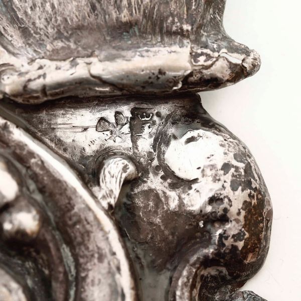 Acquasantiera in argento fuso, sbalzato e cesellato. Napoli XVII-XVIII secolo. Bolli parziali e consunti di difficile lettura con croce Maltese (?) e corona a tre punte  - Asta Argenti da Collezione | Antichi - Associazione Nazionale - Case d'Asta italiane
