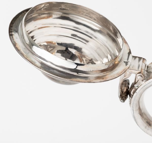 Tankard. Argento fuso e sbalzato. Londra 1756, argentiere W.W.  - Asta Argenti da Collezione | Antichi - Associazione Nazionale - Case d'Asta italiane