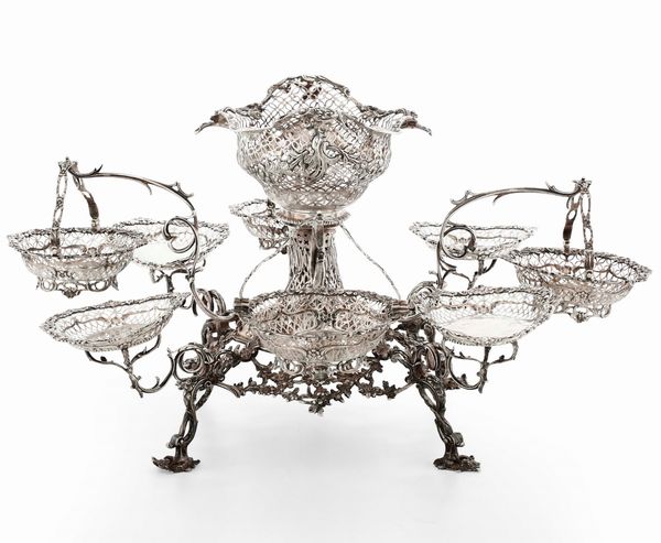 Importante epergne in argento sterling fuso, sbalzato, traforato e cesellato. Londra 1766 Argentiere Emick Romer  - Asta Argenti da Collezione | Antichi - Associazione Nazionale - Case d'Asta italiane