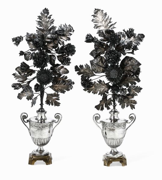 Coppia di portapalma in argento fuso, sbalzato, cesellato e basi in bronzo dorato. Napoli, prima met� del XIX secolo. Maestro argentiere Giovanni Casolla  - Asta Argenti da Collezione | Antichi - Associazione Nazionale - Case d'Asta italiane