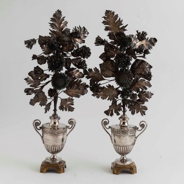 Coppia di portapalma in argento fuso, sbalzato, cesellato e basi in bronzo dorato. Napoli, prima met� del XIX secolo. Maestro argentiere Giovanni Casolla  - Asta Argenti da Collezione | Antichi - Associazione Nazionale - Case d'Asta italiane