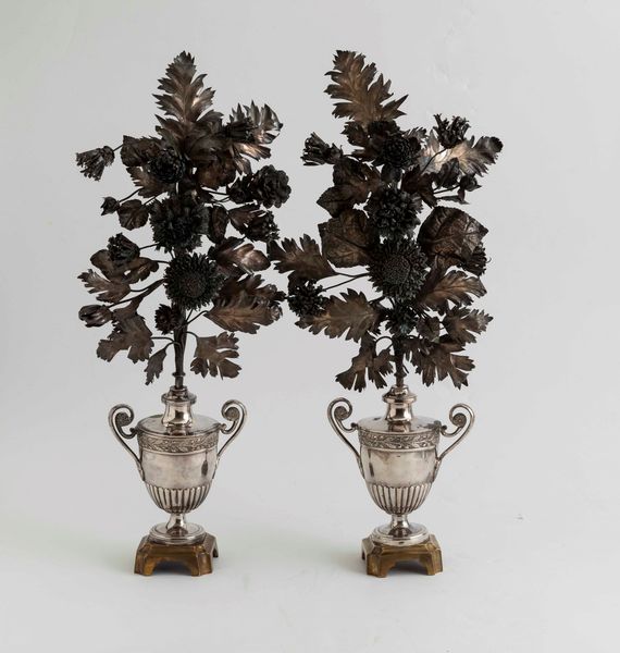 Coppia di portapalma in argento fuso, sbalzato, cesellato e basi in bronzo dorato. Napoli, prima met� del XIX secolo. Maestro argentiere Giovanni Casolla  - Asta Argenti da Collezione | Antichi - Associazione Nazionale - Case d'Asta italiane