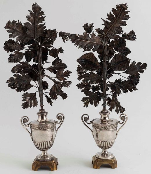 Coppia di portapalma in argento fuso, sbalzato, cesellato e basi in bronzo dorato. Napoli, prima met� del XIX secolo. Maestro argentiere Giovanni Casolla  - Asta Argenti da Collezione | Antichi - Associazione Nazionale - Case d'Asta italiane