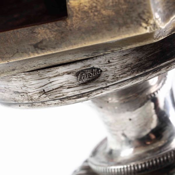 Coppia di portapalma in argento fuso, sbalzato, cesellato e basi in bronzo dorato. Napoli, prima met� del XIX secolo. Maestro argentiere Giovanni Casolla  - Asta Argenti da Collezione | Antichi - Associazione Nazionale - Case d'Asta italiane