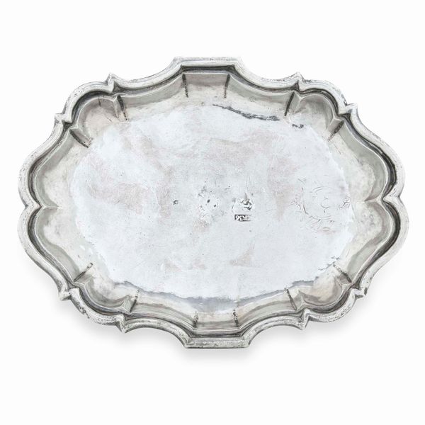Vassoio. Argento fuso e sbalzato. Palermo 1736, marchio del console Hieronimo Cristadoro  - Asta Argenti da Collezione | Antichi - Associazione Nazionale - Case d'Asta italiane